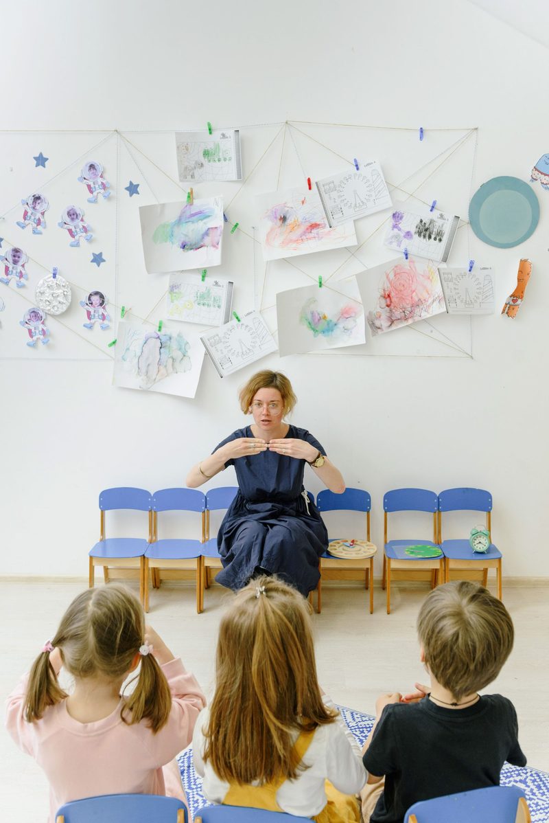 Erzieherin im Stuhlkreis mit einer Kindergruppe