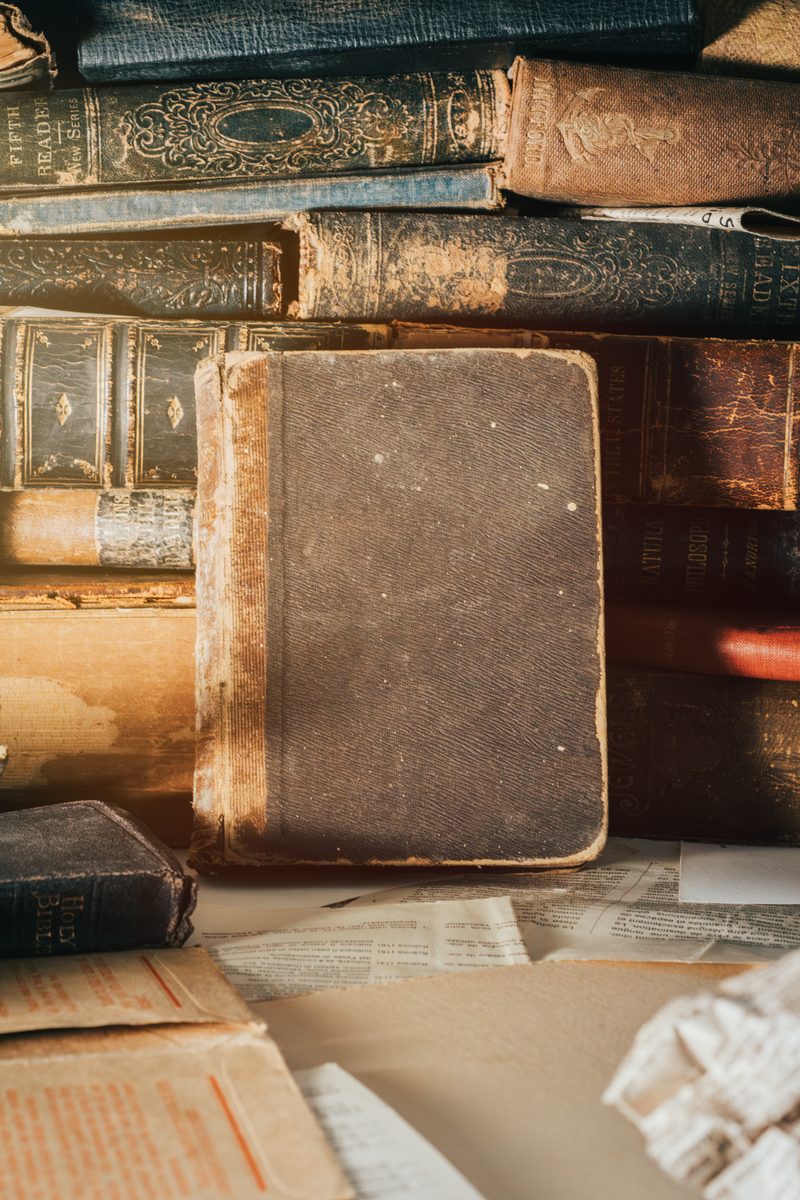 Stapel alter, in Leder gebundener Bücher