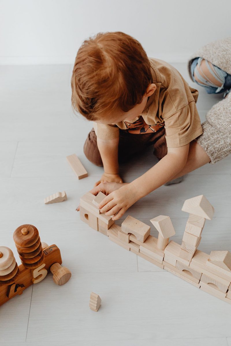 Holzbausteine und Spielzeug
